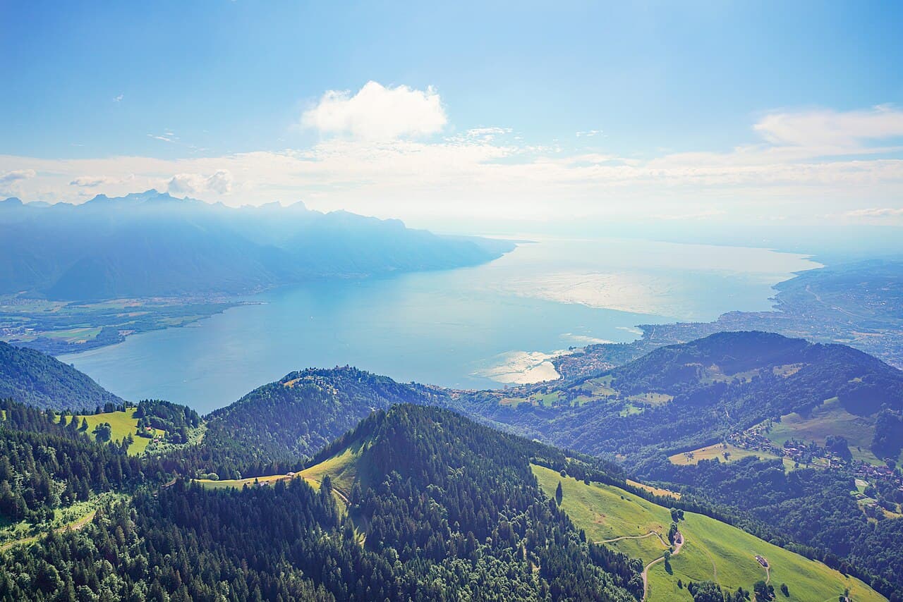 Le lac Léman et les Alpes suisses